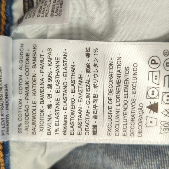 Levi's Women's Wedgie Fit Jeans - Picture 11 of 12